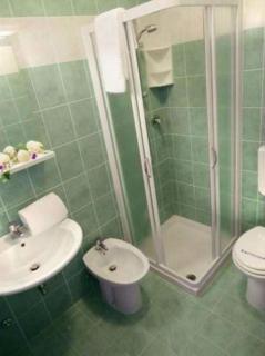 Family stay with fenced garden in Lido dei Pini - 4