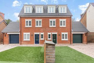 The Roost Group - 27 Guests Two Homes Hot Tub - 0