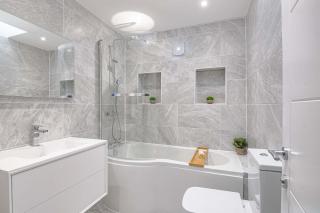 The Roost Group - 27 Guests Two Homes Hot Tub - 1