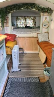 Blue bells Small but quirky & Cozy Shepherd's Hut - 8