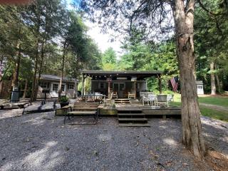 Private Pet-Friendly Cabins with Fire Pit for Nature Escapes in Clear Spring, Maryland, for Memorable Family Glamping Trips - 1