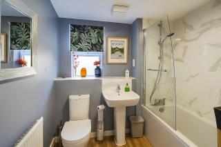 Modern 2-Bed Perfect for Contractors & Families - 4