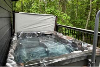 Hot-tub and Fire Pit Provided Cabin in Carbondale, Illinois - 8