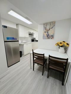 Modern Newly-Renovated Suite Free Parking pet friendly - 7
