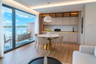 Marina Ostróda IV - super widok na jezioro, 10 m do wody, taras i balkon, winda, klima, garaż - 8