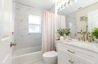 Family Launch View Stay, Modern and Bright - 9