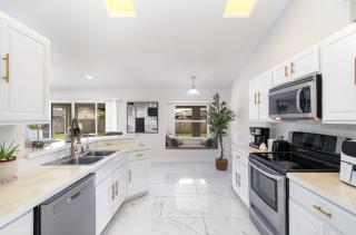 Family Launch View Stay, Modern and Bright - 6