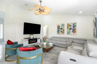 Family Launch View Stay, Modern and Bright - 2