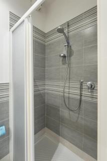 Avelli Pia Fourth Floor with 2 Bathrooms - Florence Charming Apartments - Delightful and bright 4rd-floor apartment without elevator, overlooking one of Florence's most beautiful squares, Exceptionally located for exploring the city - 2