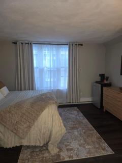 Cozy Room in Revere near Beachmont Blue Line Station - 9