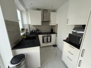 Bright Modern Mill Hill Home Free Parking and Garden - 2