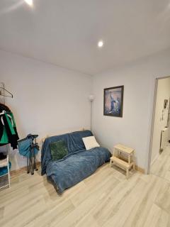 Isle of Wight Gem, Cozy 2BR in Ryde for 3-4 Guests - 0