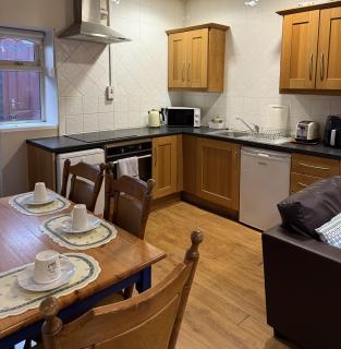 2 Bed on The Main Street - 2