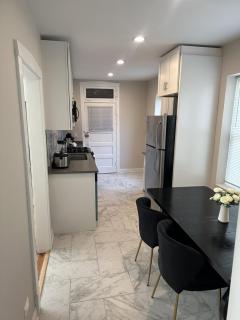 Sleeps 22 • Modern Multi-Unit • Gym • Workspaces - 1