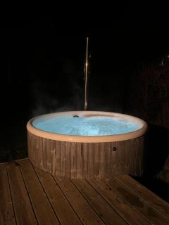 House with Outdoor Jacuzzi - 4