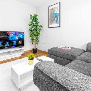 Two Bed Apartment - Two Parking Spaces - Stourbridge 1bSt - 1