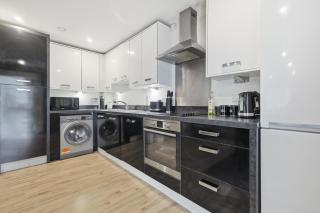 Two Bedroom House by Brookland Stays Serviced Accommodation Short Lets London with Free WiFi - 4