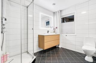 Arctic City Apartment l City & Mountain View - 6