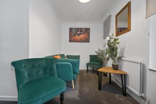 The Randolph 2-Bed MK9 Flat Short- Long-Stay Family & Contractor Friendly Free Parking close to Theatre, Now with lounge - 9