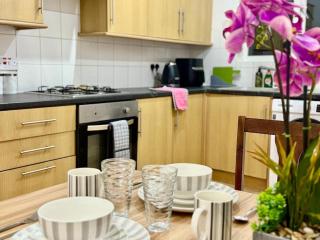 Cityside Stay Walk to Etihad Stadium Sleeps 5 - 8