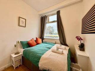 Cityside Stay Walk to Etihad Stadium Sleeps 5 - 3