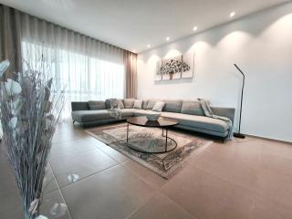 Modern Oasis with Jacuzzi & Two Terraces - Palm-mar - 7