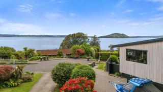 Inn Manahi - Cute One Bedroom with Sun Deck and Great Lake Views - 0