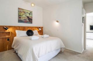 Inn Manahi - Cute One Bedroom with Sun Deck and Great Lake Views - 7