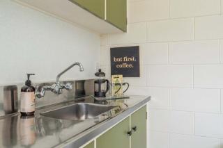 Inn Manahi - Cute One Bedroom with Sun Deck and Great Lake Views - 4