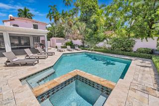 Stunning Tropical Getaway Steps To The Beach with Pool - 0