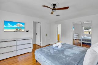 Stunning Tropical Getaway Steps To The Beach with Pool - 3