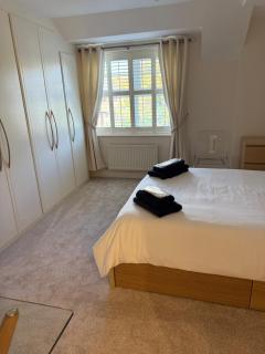 SIX at Wooburn Green Cosy Retreat with Balcony near LEGOLAND Lapland UK and Windsor - 8