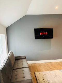 Cosy & Charming Stay, Free Parking & Fast WiFi - 3