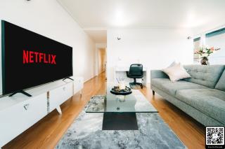 LUX 2BDR Apartment in Canary Wharf with Balcony Overlooking The River Thames - 3