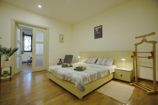 Cozy Apartment Near Holiday Inn - 7