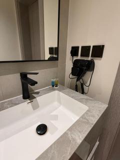 شقة بطابع فندقي ودفء منزلي ثلاث غرف وصاله - 8