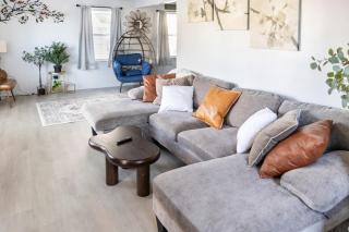 Euclid Near Lake Erie Cleveland king bed - 0