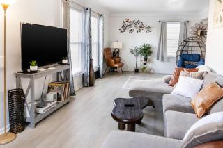 Euclid Near Lake Erie Cleveland king bed - 8