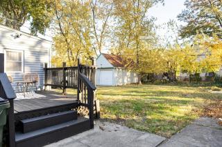 Euclid Near Lake Erie Cleveland king bed - 5