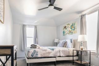 Euclid Near Lake Erie Cleveland king bed - 3