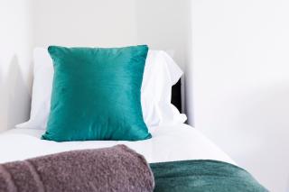 FREE parking, LARGE House for Contractors & Families, Sleeps 7, 25 mins to ALTON TOWERS - 7