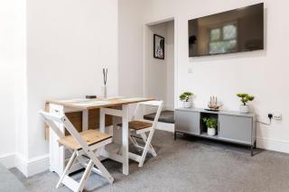 FREE parking, LARGE House for Contractors & Families, Sleeps 7, 25 mins to ALTON TOWERS - 6