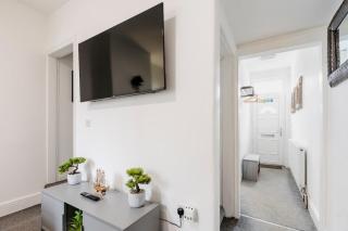 FREE parking, LARGE House for Contractors & Families, Sleeps 7, 25 mins to ALTON TOWERS - 1