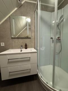 Ny rorbu med fantastisk havutsikt - rett ved vannet - inntil 6 personer - 2