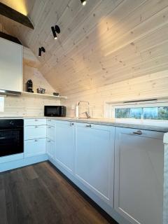 Ny rorbu med fantastisk havutsikt - rett ved vannet - inntil 6 personer - 4