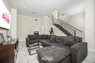 Sprawling Home w/ Rooftop Spot - 2