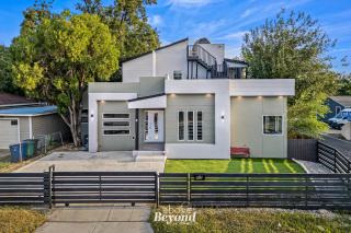 Sprawling Home w/ Rooftop Spot - 0