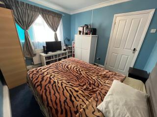 Eastham Crescent Double Room-First Floor - 5