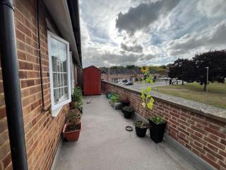 Eastham Crescent Double Room-First Floor - 3