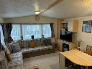 3 bedroom 8 berth Standard Basic caravans with Hot Tub,Mountain Bikes - 5